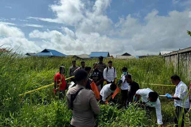 Polres Merauke mengevakuasi mayat anak perempuan berusia 11 tahun di area semak-semak Gang Israel, Kabupaten Merauke, Papua Selatan, Senin (27/10/2025).   Foto: Dok. Polres Merauke