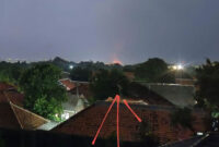 Suara dentuman keras yang disertai cahaya menyerupai bola api muncul di langit Cirebon, Minggu (5/10/2025). Foto: Dok. Istimewa
