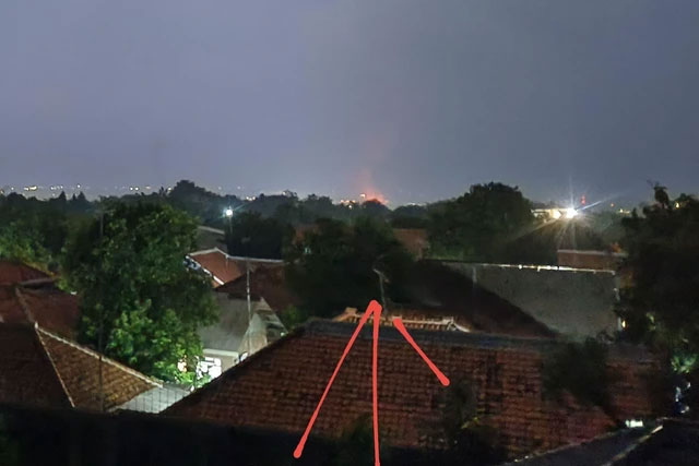 Suara dentuman keras yang disertai cahaya menyerupai bola api muncul di langit Cirebon, Minggu (5/10/2025). Foto: Dok. Istimewa

