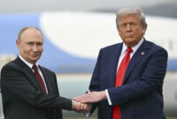 Presiden Amerika Serikat Donald Trump berjabat tangan dengan Presiden Rusia Vladimir Putin setibanya untuk melakukan pertemuan terkait KTT AS-Rusia di Pangkalan Gabungan Elmendorf-Richardson, Anchorage, Alaska, Jumat (15/8/2025). Foto: Andrew Caballero-Reynolds/AFP