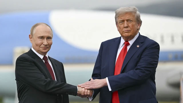 Presiden Amerika Serikat Donald Trump berjabat tangan dengan Presiden Rusia Vladimir Putin setibanya untuk melakukan pertemuan terkait KTT AS-Rusia di Pangkalan Gabungan Elmendorf-Richardson, Anchorage, Alaska, Jumat (15/8/2025). Foto: Andrew Caballero-Reynolds/AFP
