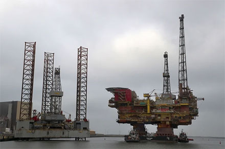 Ilustrasi Produksi Minyak Mentah Brent. Foto: Scott Heppel/AFP
