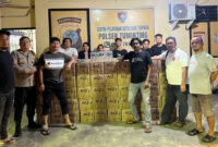 Kardus air mineral yang isinya adalah minuman keras tradisional captikus yang berhasil diamankan Polsek Tuminting. (foto: dokumen polsek tuminting)
