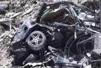 Tim SAR gabungan saat mengevakuasi satu mobil Mercedes-Benz atau Mercy di reruntuhan bangunan ambruk Ponpes Al-Khoziny, Kecamatan Buduran, Sidoarjo. Foto: Dok. Istimewa
