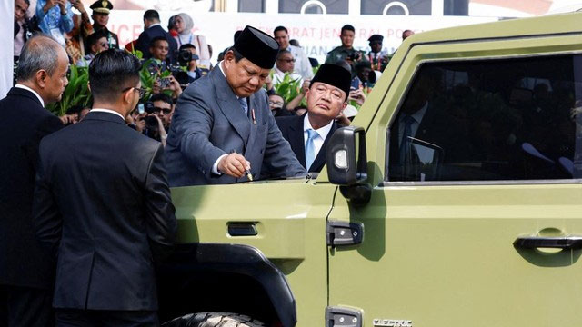 Prabowo minta pejabat wajib pakai mobil buatan RI maung. (REUTERS/Ajeng Dinar Ulfiana)
