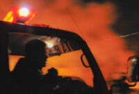 Ilustrasi petugas memadamkan api kebakaran. Foto: Fakhri Hermansyah/ANTARA FOTO
