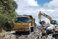 Mobil Dinas LH membuang sampah di RPT beberapa waktu lalu.
Mobil Dinas LH membuang sampah di RPT beberapa waktu lalu.
foto. dok: signalberita