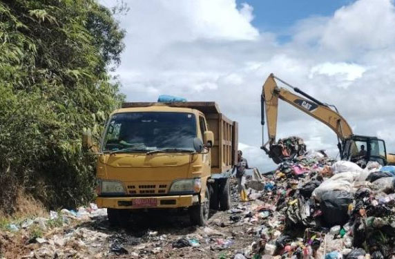 Mobil Dinas LH membuang sampah di RPT beberapa waktu lalu.
Mobil Dinas LH membuang sampah di RPT beberapa waktu lalu.
foto. dok: signalberita