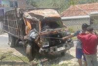 Truk pengangkut sapi yang terguling di Jalan Raya Nagreg. Foto: Dok. Istimewa
