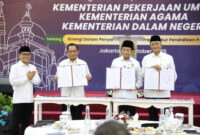 Mendagri Tito Karnavian teken kerja sama dengan Kementerian PU dan Kemenag terkait infrastruktur pendidikan pesantren, Selasa (14/10/2025). Foto: Kemendagri RI