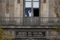 Petugas forensik kepolisian memeriksa jendela yang dibobol dalam aksi perampokan di Museum Louvre, Paris, Prancis, Minggu (19/10/2025). Foto: Gonzalo Fuentes/Reuters