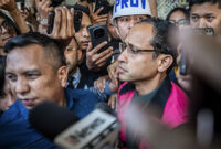 Mantan Menteri Pendidikan, Kebudayaan, Riset dan Teknologi (Mendikbudristek) 2019-2024 Nadiem Makarim (kedua kanan) menggunakan rompi tahanan berjalan keluar usai pemeriksaan di Jampidsus, Kejaksaan Agung, Jakarta, Kamis (4/9/2025). Foto: Bayu Pratama S/ANTARA FOTO
