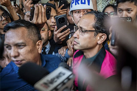 Mantan Menteri Pendidikan, Kebudayaan, Riset dan Teknologi (Mendikbudristek) 2019-2024 Nadiem Makarim (kedua kanan) menggunakan rompi tahanan berjalan keluar usai pemeriksaan di Jampidsus, Kejaksaan Agung, Jakarta, Kamis (4/9/2025). Foto: Bayu Pratama S/ANTARA FOTO
