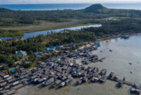 Foto udara permukiman warga dan embung air tawar di Desa Air Payang, Pulau Laut, Kabupaten Natuna, Kepulauan Riau. Foto: Aditya Pradana Putra/ANTARA FOTO