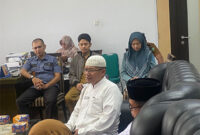 Ade Sehabuddin (tengah),Ketua Badan Pengelola Islamic Cnter Padang Panjang.