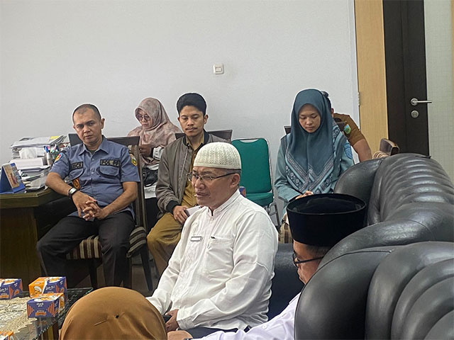 Ade Sehabuddin (tengah),Ketua Badan Pengelola Islamic Cnter Padang Panjang.