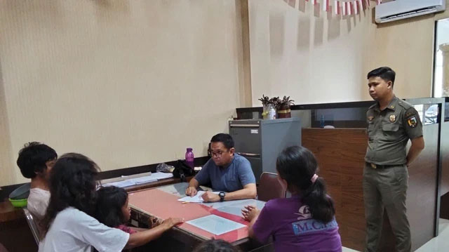 Satu keluarga di Pekanbaru diamankan Dinsos Pekanbaru karena mengemis. Foto: Dok. Istimewa