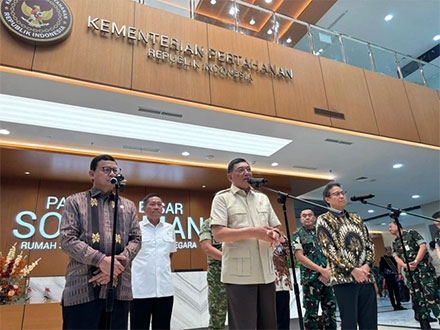 Kepala BPOM Taruna Ikrar, Menteri Pertahanan Sjafrie Sjamsoeddin dan Menteri Kesehatan Budi Gunadi Sadikin di Rumah Sakit Pusat Pertahanan Negara (RSPPN) Soedirman, Jakarta pada Selasa (7/10/2025).  Foto: Amira Nada Fauziyyah/kumparan
