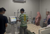 OPERASI JANTUNG - Tim medis dan kebersihan menyiapkan peralatan untuk operasi jantung perdana di Instalasi Pelayanan Jantung Terpadu RSUD Raden Mattaher Jambi, Rabu (29/10). Ada dua pasien yang akan dioperasi di umah sakit pelat merah di Provinsi Jambi pada Kamis-Jumat (30-31/10) 