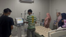 OPERASI JANTUNG - Tim medis dan kebersihan menyiapkan peralatan untuk operasi jantung perdana di Instalasi Pelayanan Jantung Terpadu RSUD Raden Mattaher Jambi, Rabu (29/10). Ada dua pasien yang akan dioperasi di umah sakit pelat merah di Provinsi Jambi pada Kamis-Jumat (30-31/10) 