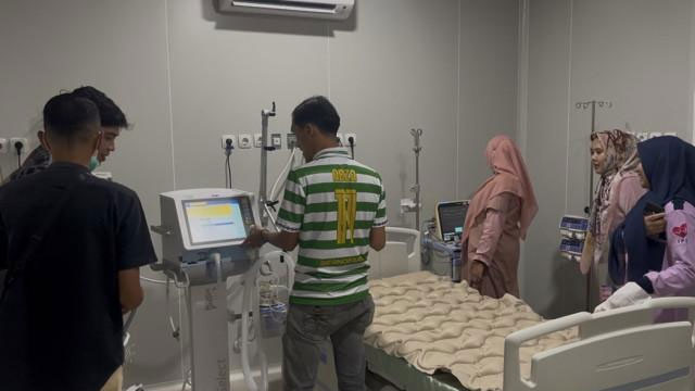 OPERASI JANTUNG - Tim medis dan kebersihan menyiapkan peralatan untuk operasi jantung perdana di Instalasi Pelayanan Jantung Terpadu RSUD Raden Mattaher Jambi, Rabu (29/10). Ada dua pasien yang akan dioperasi di umah sakit pelat merah di Provinsi Jambi pada Kamis-Jumat (30-31/10)