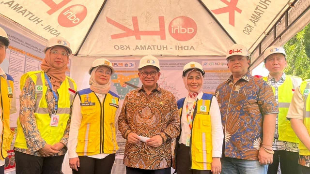 Gubernur DKI Jakarta Pramono Anung (tengah) mengunjungi lokasi pengerjaan Jakarta Sewerage Development Project (JSDP) Zona 1 di kawasan Pluit, Penjaringan, Jakarta Utara, Kamis (30/10/2025).  Foto: Nasywa Athifah/kumparan