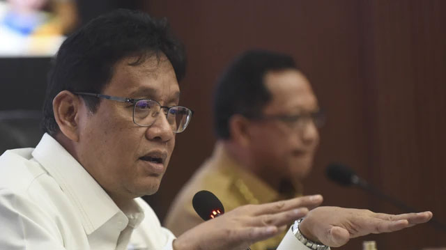 Menteri Keuangan Purbaya Yudhi Sadewa (kiri) bersama Menteri Dalam Negeri Tito Karnavian (kanan) memimpin Rapat Koordinasi Pengendalian Inflasi Tahun 2025 di Kantor Kemendagri, Jakarta, Senin (20/10/2025).  Foto: Indrianto Eko Suwarso/ANTARA FOTO
