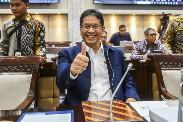 Menteri Keuangan Purbaya Yudhi Sadewa bersiap mengikuti rapat kerja bersama Komisi XI DPR di Kompleks Parlemen, Senayan, Jakarta, Selasa (30/9/2025). Foto: Rivan Awal Lingga/ANTARA FOTO
