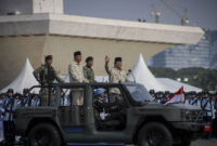 Presiden Prabowo saat meninjau pasukan dalam peringatan Hari Ulang Tahun (HUT) ke-80 Tentara Nasional Indonesia (TNI) di Lapangan Silang Monumen Nasional (Monas), Jakarta Pusat, Minggu (5/10/2025). Foto: Jamal Ramadhan/kumparan
