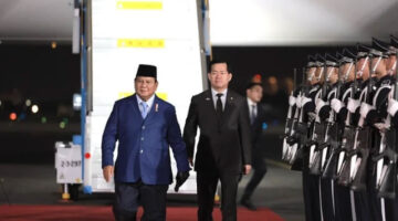 Presiden RI Prabowo Subianto tiba di Bandara Internasional Gimhae, Busan, Korsel, untuk menghadiri KTT APEC, Kamis (30/10/2025). Dok. Tim Media Presiden