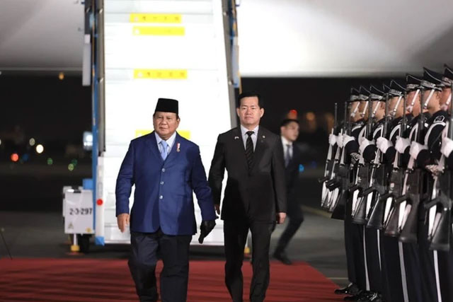 Presiden RI Prabowo Subianto tiba di Bandara Internasional Gimhae, Busan, Korsel, untuk menghadiri KTT APEC, Kamis (30/10/2025). Dok. Tim Media Presiden