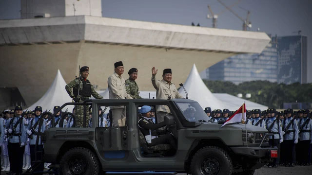Presiden Prabowo saat meninjau pasukan dalam peringatan Hari Ulang Tahun (HUT) ke-80 Tentara Nasional Indonesia (TNI) di Lapangan Silang Monumen Nasional (Monas), Jakarta Pusat, Minggu (5/10/2025). Foto: Jamal Ramadhan/kumparan
