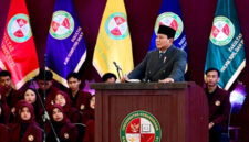 Presiden Indonesia Prabowo Subianto memberikan isyarat usai KTT ASEAN-Jepang ke-28, sebagai bagian dari KTT ASEAN ke-47 di Kuala Lumpur, Malaysia, Minggu (26/10/2025). Foto: Chalinee Thirasupa/REUTERS