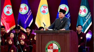Presiden Indonesia Prabowo Subianto memberikan isyarat usai KTT ASEAN-Jepang ke-28, sebagai bagian dari KTT ASEAN ke-47 di Kuala Lumpur, Malaysia, Minggu (26/10/2025). Foto: Chalinee Thirasupa/REUTERS