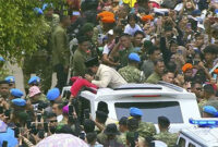 Presiden Prabowo mencium anak warga usai peringatan Hari Ulang Tahun (HUT) ke-80 Tentara Nasional Indonesia (TNI) di Lapangan Silang Monumen Nasional (Monas), Jakarta Pusat, Minggu (5/10/2025). Foto: YouTube/Puspen TNI
