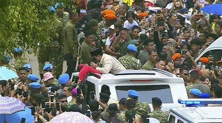 Presiden Prabowo mencium anak warga usai peringatan Hari Ulang Tahun (HUT) ke-80 Tentara Nasional Indonesia (TNI) di Lapangan Silang Monumen Nasional (Monas), Jakarta Pusat, Minggu (5/10/2025). Foto: YouTube/Puspen TNI

