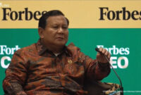 Presiden Prabowo Subianto berdialog dengan pimpinan Utama Forbes, Steve Forbes, pada Forbes Global CEO Conference 2025 di Jakarta, Rabu (15/10/2025). Foto: YouTube/Sekretariat Presiden