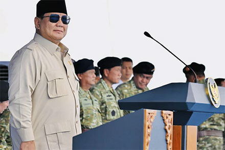 Presiden Prabowo saat mengikuti sailing pass TNI AL pada Kamis (2/10/2025). Foto: Laily Rachev/Biro Pers Sekretariat Presiden
