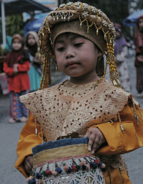 Putri Talang Lindung mengenakan pakaian adat Sungai Penuh. (Foto: Dok: Bumdes Murindau Sejahtera Bersama Talang Lindung)