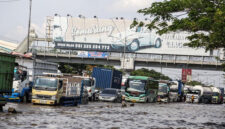 Sejumlah kendaraan berjalan perlahan saat berusaha menembus banjir yang masih menggenangi jalur utama pantura Semarang-Demak di Jalan Kaligawe Raya, Semarang, Jawa Tengah, Senin (27/10/2025). Foto: Makna Zaezar/ANTARA FOTO