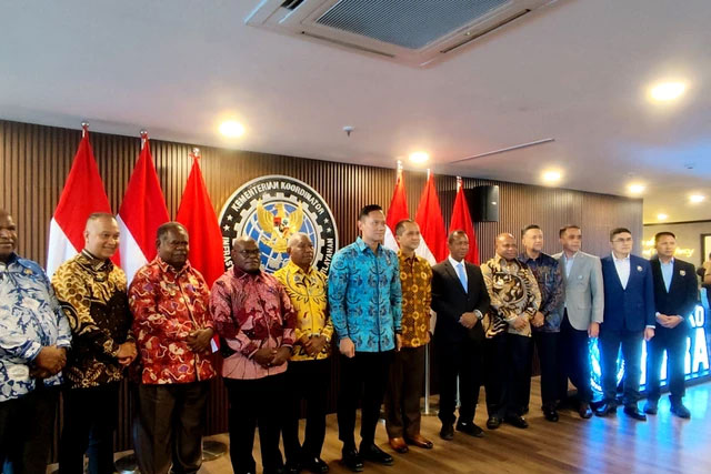Menko Bidang Infrastruktur dan Kewilayahan, Agus Harimurti Yudhoyono (AHY), bertemu dengan para Gubernur Papua di kantor Kemenko IPK, Jakarta, Kamis (23/10/2025).  Foto: Rachmadi Rasyad/kumparan