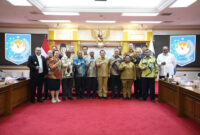 Mendagri Muhammad Tito Karnavian saat menerima audiensi Komite Eksekutif Percepatan Pembangunan Otonomi Khusus Papua, di Ruang Sidang Utama Kantor Pusat Kementerian Dalam Negeri (Kemendagri), Jakarta, Senin (13/10/2025). Foto: Dok. Kemendagri