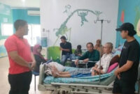 Wawako Azhar Besuk Korban Pengeroyokan Ditusuk Kunci Motor di Kepala