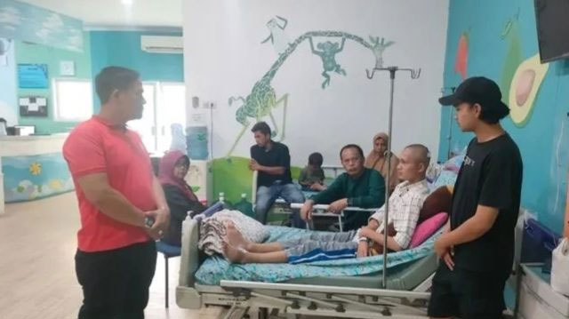 Wawako Azhar Besuk Korban Pengeroyokan Ditusuk Kunci Motor di Kepala