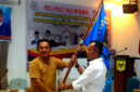 Usai terpilih sebagai Ketua PWI Tanah Datar, Candra Antoni menerima pataka PWI dari Ketua PWI Sumbar, Widya Nafies.
