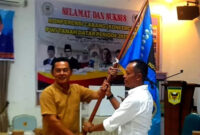 Usai terpilih sebagai Ketua PWI Tanah Datar, Candra Antoni menerima pataka PWI dari Ketua PWI Sumbar, Widya Nafies.