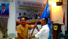 Usai terpilih sebagai Ketua PWI Tanah Datar, Candra Antoni menerima pataka PWI dari Ketua PWI Sumbar, Widya Nafies.