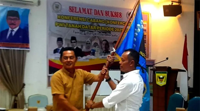 Usai terpilih sebagai Ketua PWI Tanah Datar, Candra Antoni menerima pataka PWI dari Ketua PWI Sumbar, Widya Nafies.