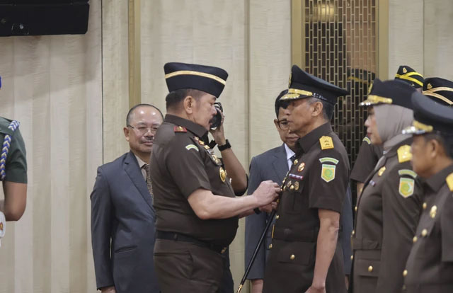 Jaksa Agung ST Burhanuddin melantik 17 Kepala Kejaksaan Tinggi (Kajati) sejumlah daerah dan 20 pejabat eselon II di lingkungan Kejagung, di Gedung Utama Kejagung, Jakarta, Kamis (23/10/2025). Foto: Dok. Kejagung
