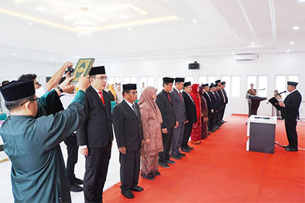 Pelantikan 14 pejabat di lingkungan Pemko Padang Panjang.